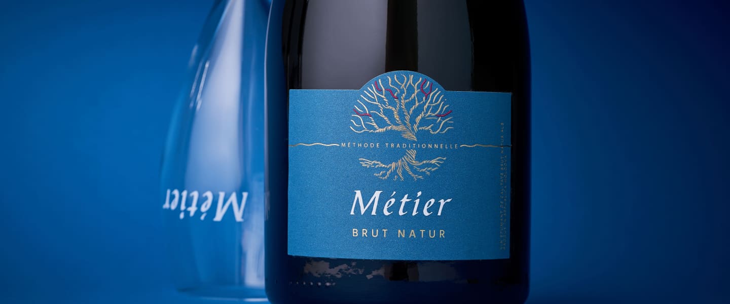Métier Brut Natur – detail etikety & sklenice